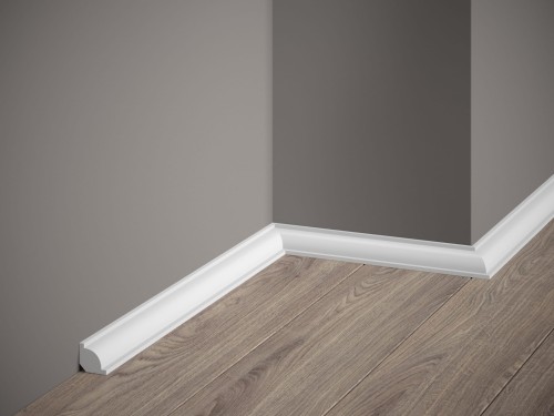 Biała satynowa listwa przypodłogowa MD001P Mardom Decor w kształcie ćwierćwałka, wykonana z wodoodpornego materiału PolyForce®, o wymiarach 21 × 21 × 2000 mm.