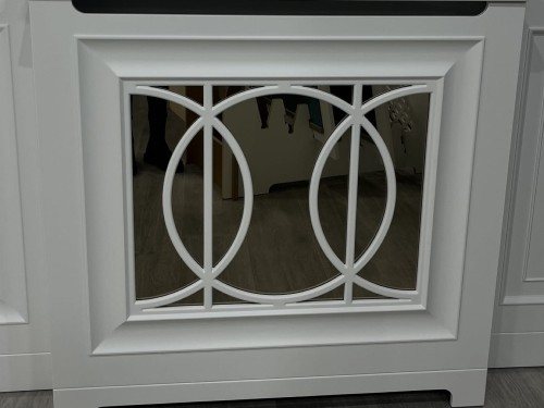 Biała zabudowa kaloryfera MDF wariant 4 RAL 9003 z lustrem i geometrycznym ornamentem kołowym