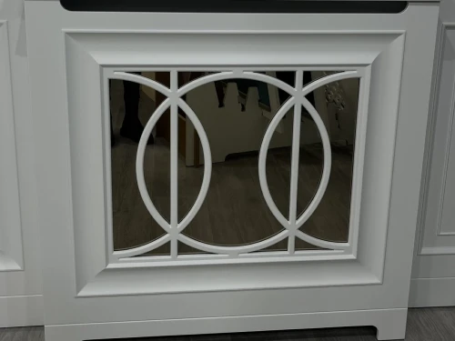 Biała zabudowa kaloryfera MDF wariant 4 RAL 9003 z lustrem i geometrycznym ornamentem kołowym