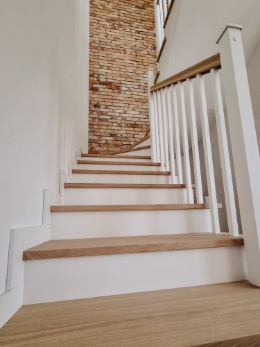 Podstopnie białe - z listwami do schodów.jpg